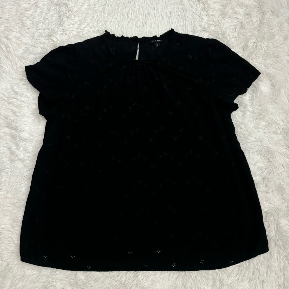EUC Torrid Eyelet with Embroidered Flowers Short Sleeve Blouse!